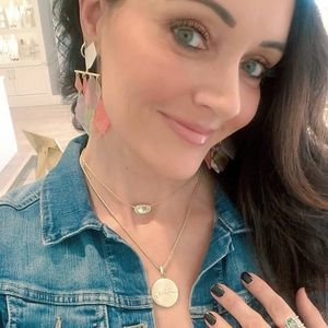 Kendra Scott Coral dangle earing